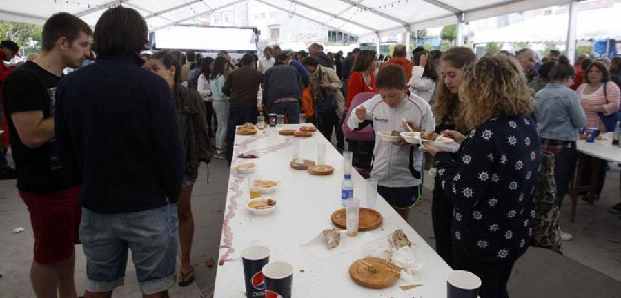 Santa Cruz inicia sus fiestas con el Xacobebo, una ruta de cañas por los bares locales