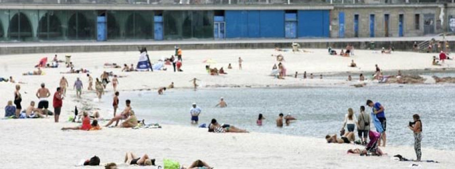 Las lluvias y las nubes dejarán a los coruñeses sin poder ir a  la playa hasta el fin de semana