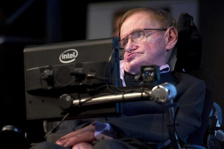 Stephen Hawking se une a la campaña del cubo con hielo por la esclerosis