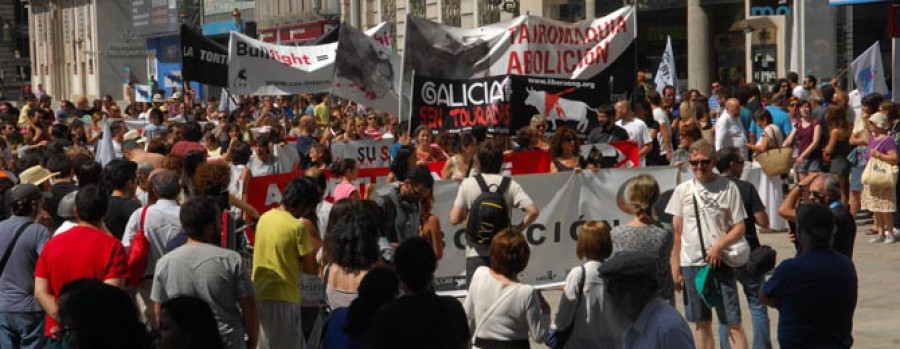 Los antitaurinos someten al alcalde de A Coruña a un escrache digital