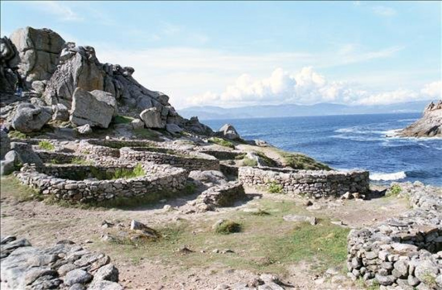 Rescatada una joven herida al caer en unas rocas en el castro de Baroña