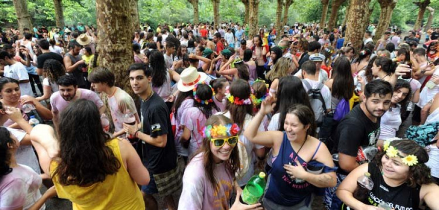 Los betanceiros despiden las fiestas en Os Caneiros a pesar de la persistente amenaza de lluvia