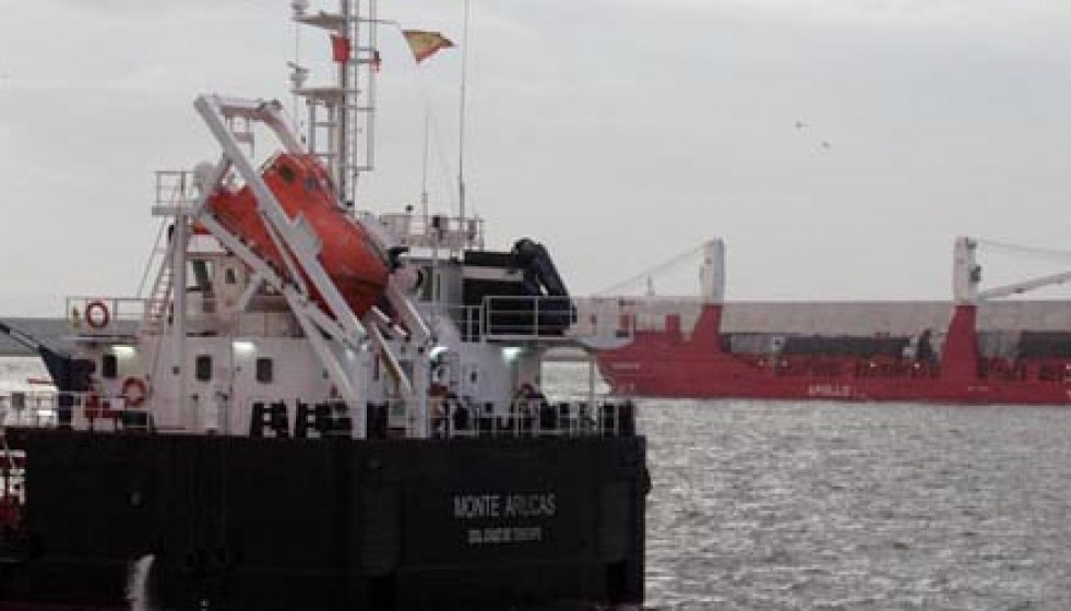 El Puerto Exterior acogió ayer una operación de suministro de combustible en el mar