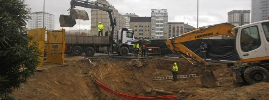 Reparan la tubería de la ronda de Outeiro mientras se producen nuevas roturas