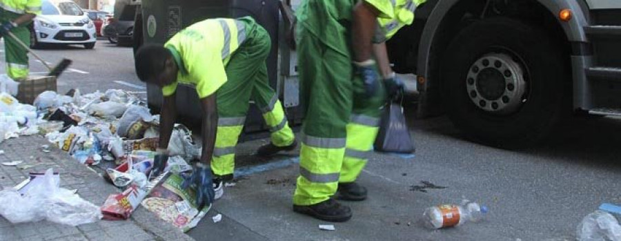 Trabajadores de Urbaser se encierran en el salón de plenos de Lugo