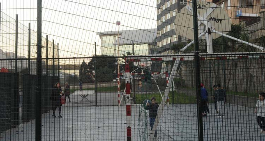 Los vecinos de San Diego exigen que se repare la valla de la pista de baloncesto