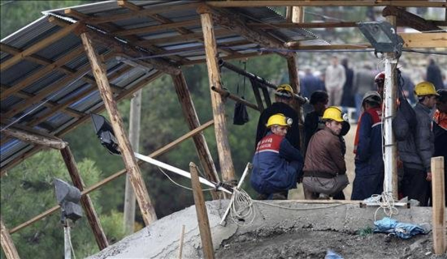 El fango dificulta las labores de rescate en la mina accidentada de Turquía