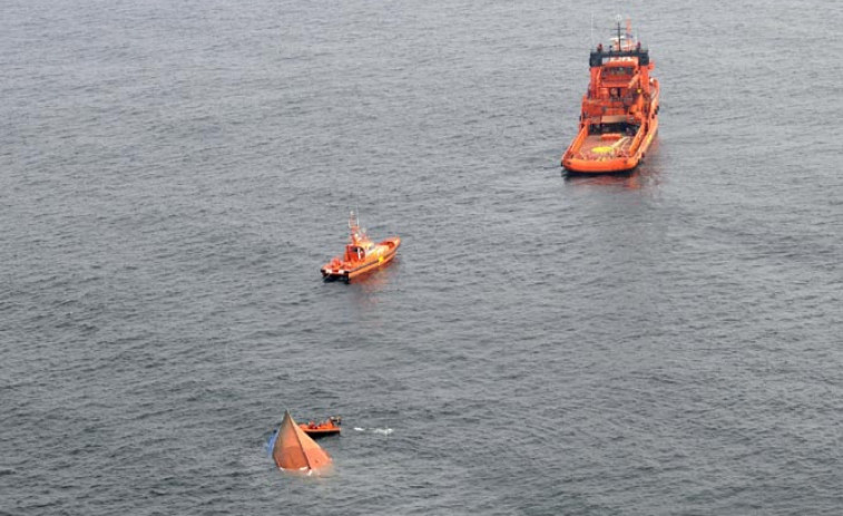 Rescatados cinco tripulantes de un pesquero embarrancado frente a Ribadeo