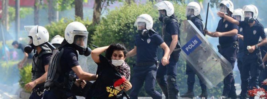 Un joven que levantaba una barricada es la primera víctima  mortal de las revueltas en Turquía