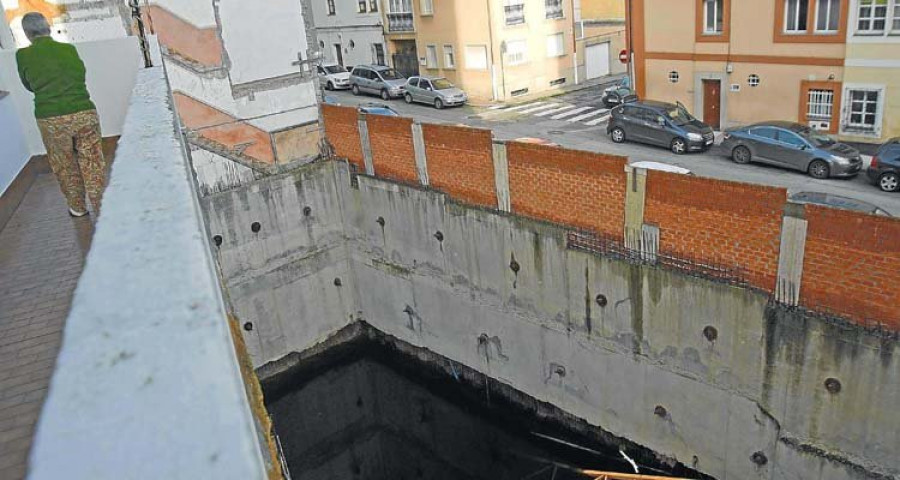 El solar de la calle de las Maravillas será drenado tras cinco años generando humedad y mosquitos