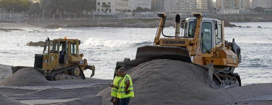 Las excavadoras levantan en la playa un muro de 362 metros contra el mar