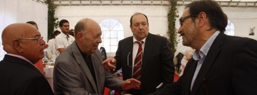 El alcalde de Miño, Ricardo Sánchez Oroza,  asiste al homenaje al párroco Manuel Castiñeira