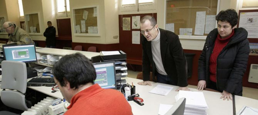 El BNG presenta 2.300 firmas para revocar la subida de las tarifas del bus