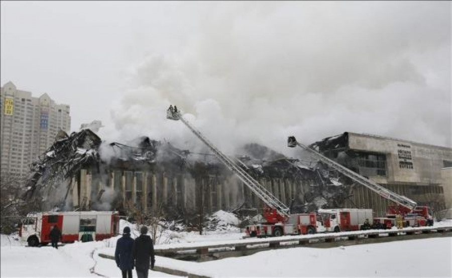 Gran incendio en una de las mayores bibliotecas rusas en Moscú