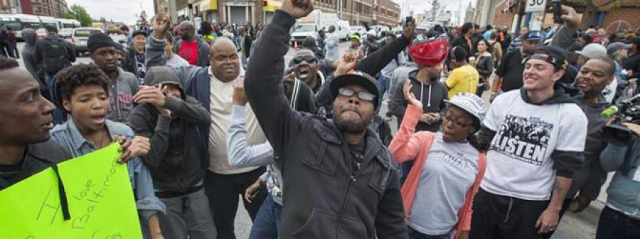 Baltimore celebra la imputación contra seis policías por la muerte del joven negro Freddie Gray