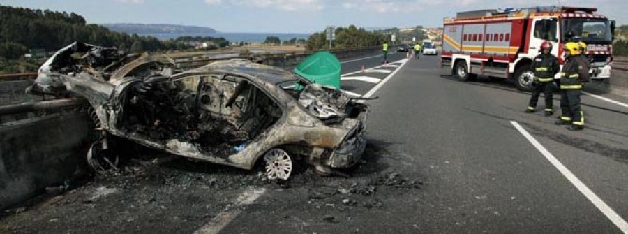 Un conductor muere calcinado al quedar atrapado en su coche tras sufrir un accidente en Miño