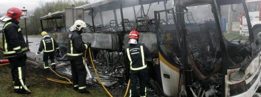 Arde un autobús escolar en Teo sin provocar heridos entre sus ocupantes