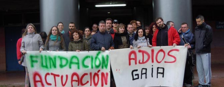 Los trabajadores de los polideportivos llevan  su protesta ante la Xunta