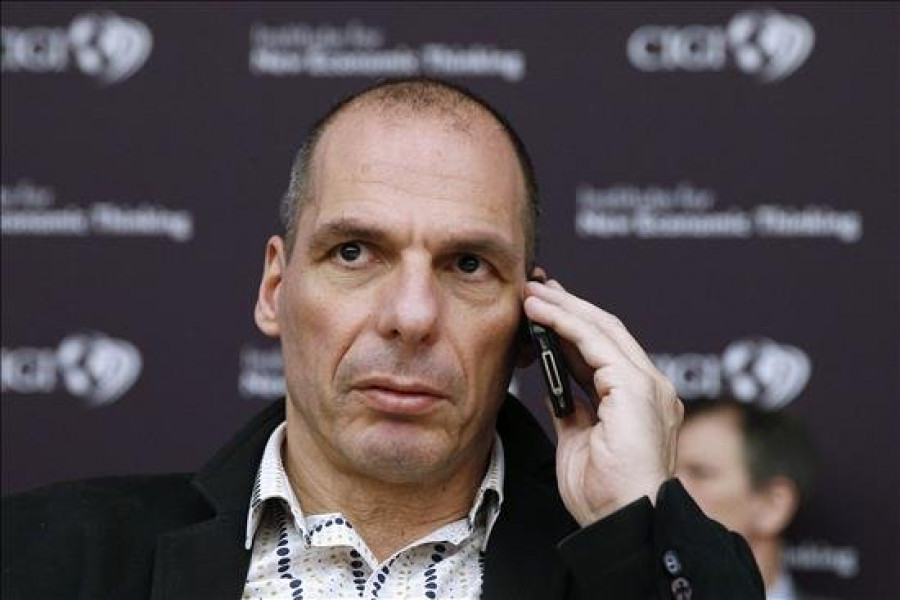 Un grupo de anarquistas insulta a Varufakis en un restaurante