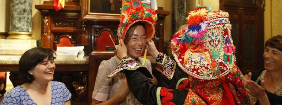 Los colores del Festival Internacional del Folclore tiñen las fiestas de María Pita