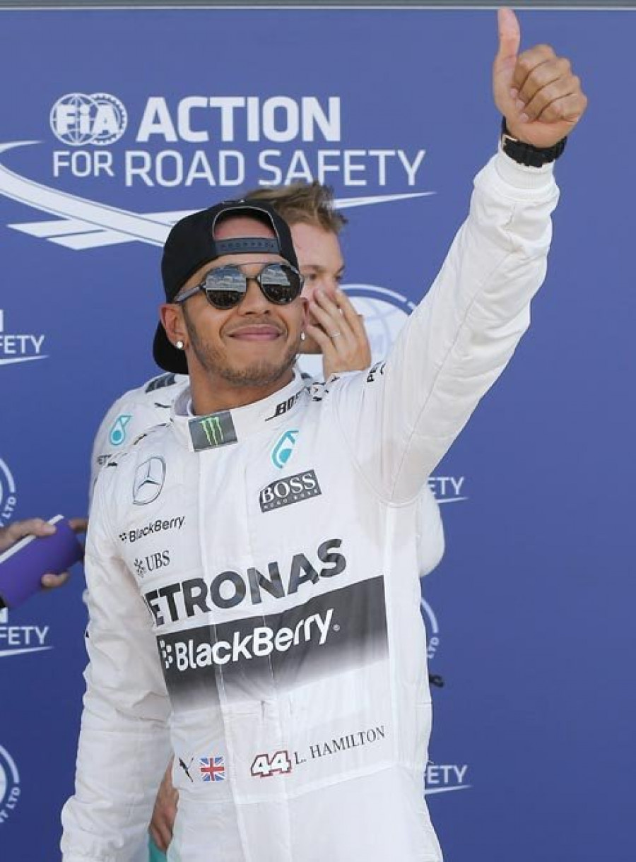 Hamilton sigue siendo infalible a una vuelta