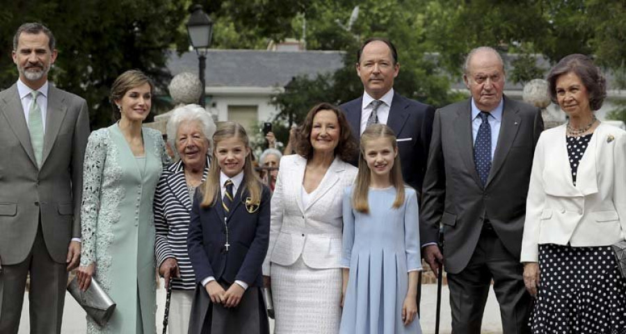 La comunión de una cariñosa Sofía reúne en público a toda su familia