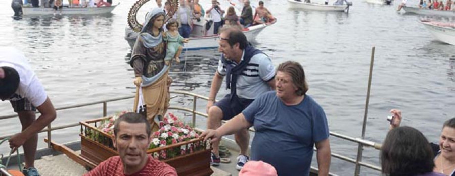 El cariño a la Virgen del Carmen “abarrota” el puerto de O Portiño