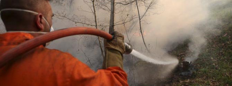 Aumenta a más de 400 hectáreas la superficie quemada por los dos incendios de Ponteareas