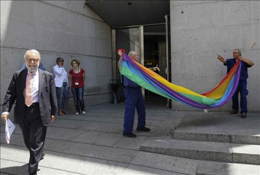 La bandera del arcoíris luce por primera vez en el Congreso de los Diputados