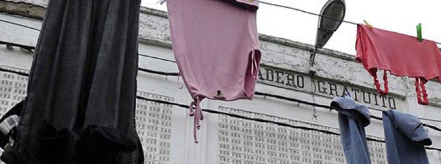 Betanzos homenajea a los hermanos García Naveira en el centenario de su escuela