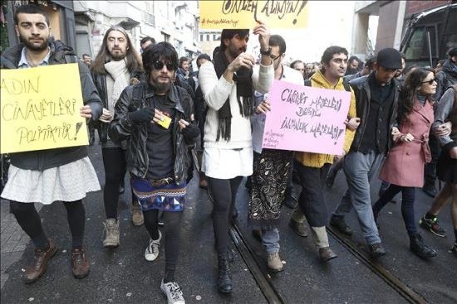 Hombres con minifalda protestan contra la violencia machista en Turquía