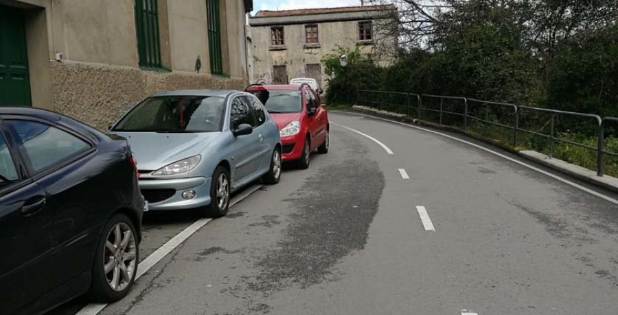 Visma denuncia la inseguridad de los peatones en la calle del Río por los coches mal aparcados