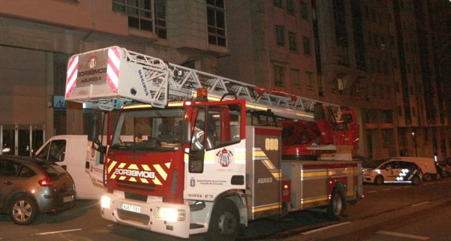 Los bomberos acuden a un fuego en Los Rosales