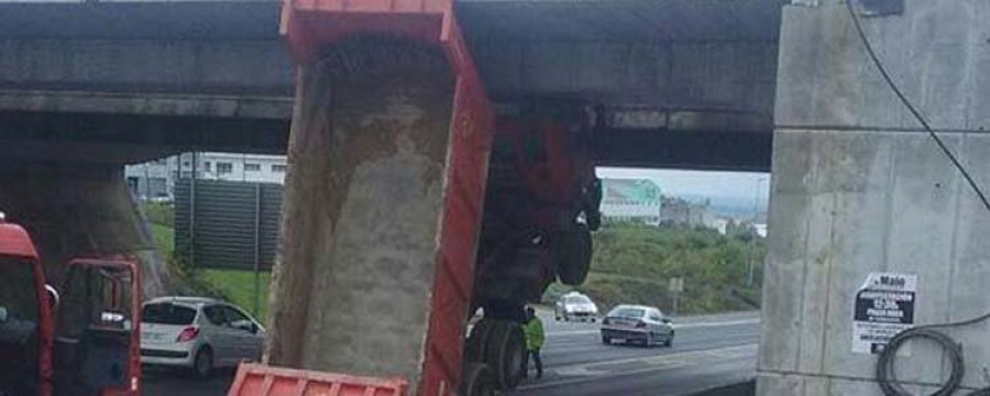 Un camión se queda atascado  en Santiago al pasar bajo el puente del polígono del Tambre