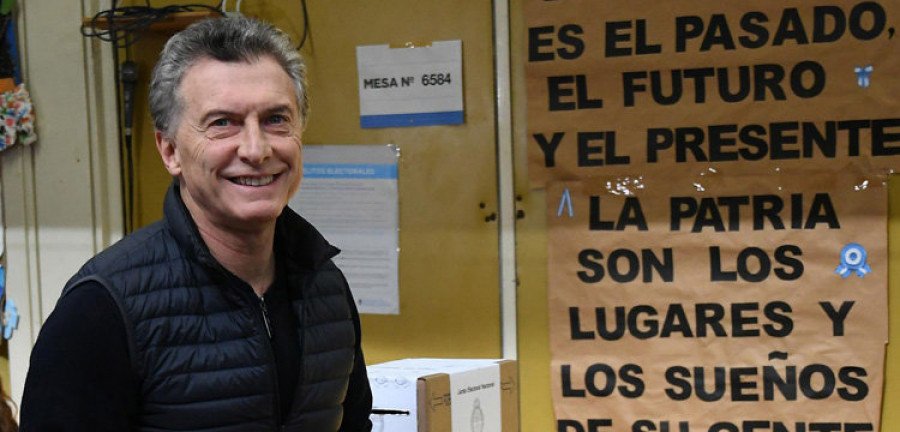 Los argentinos eligen en las urnas los candidatos de las presidenciales a las que se postulan Macri y Kirchner