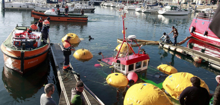 El pesquero “Ana Geli” vuelve a la superficie en La Marina tras más de cuatro horas de trabajo