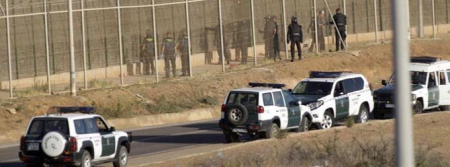 Unos 150 inmigrantes intentan sin éxito llegar a la valla de Melilla