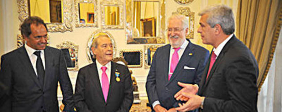 España condecora al empresario Florencio Aldrey con la Medalla de Honor de Oro de la Emigración