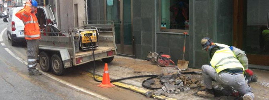 Una avería deja a los vecinos de varias calles del centro urbano de Sada sin suministro de agua