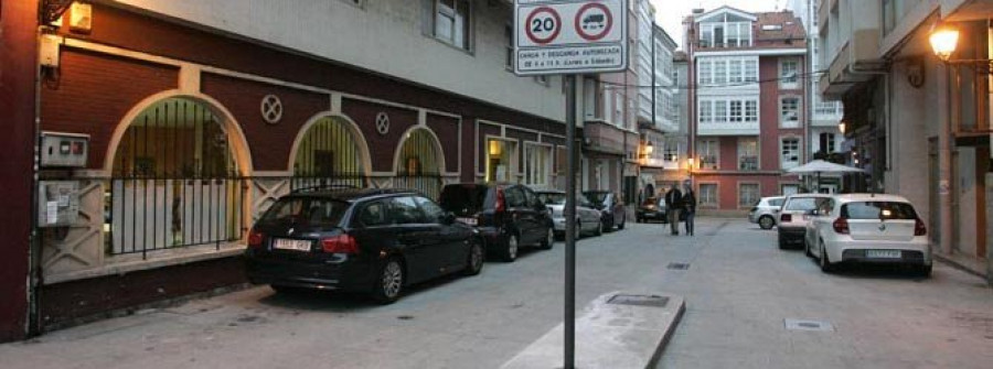 La Policía multa en una mañana a 28 coches por aparcar en la Ciudad Vieja