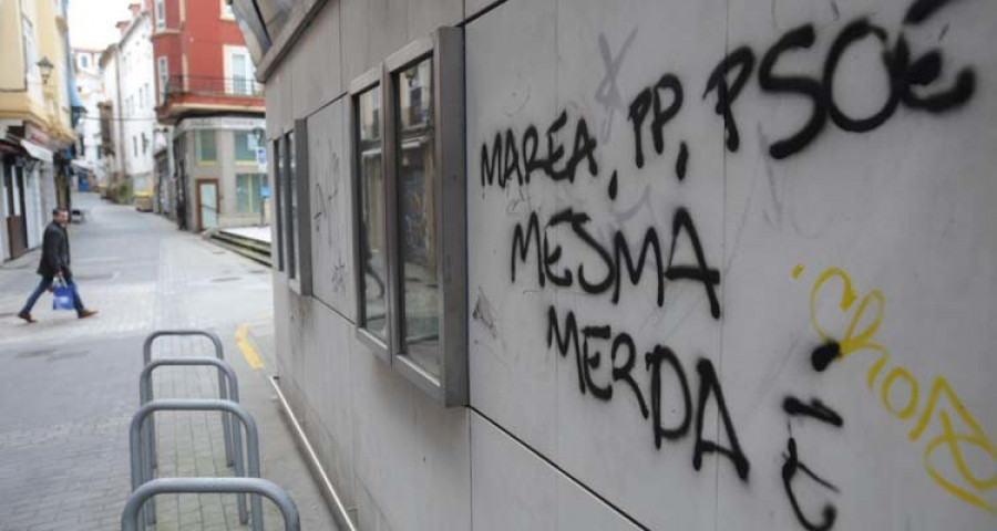 Los okupas pintan con grafittis la sede de la Marea Atlántica y sus alrededores