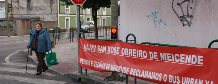 San Xosé Obreiro pide con una gran pancarta en la avenida de Butano la llegada del bus urbano