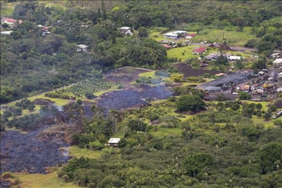 Tropas de la Guardia Nacional vigilan un pueblo de Hawai amenazado por un río de lava