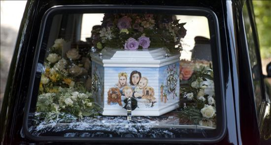 Famosos y familiares despiden a Peaches Geldof en su funeral