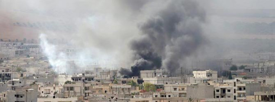 Los bombardeos internacionales y las milicias kurdas resisten el avance de los islamistas en Kobani