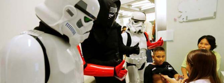 Los soldados de Star Wars, solidarios en los hospitales
