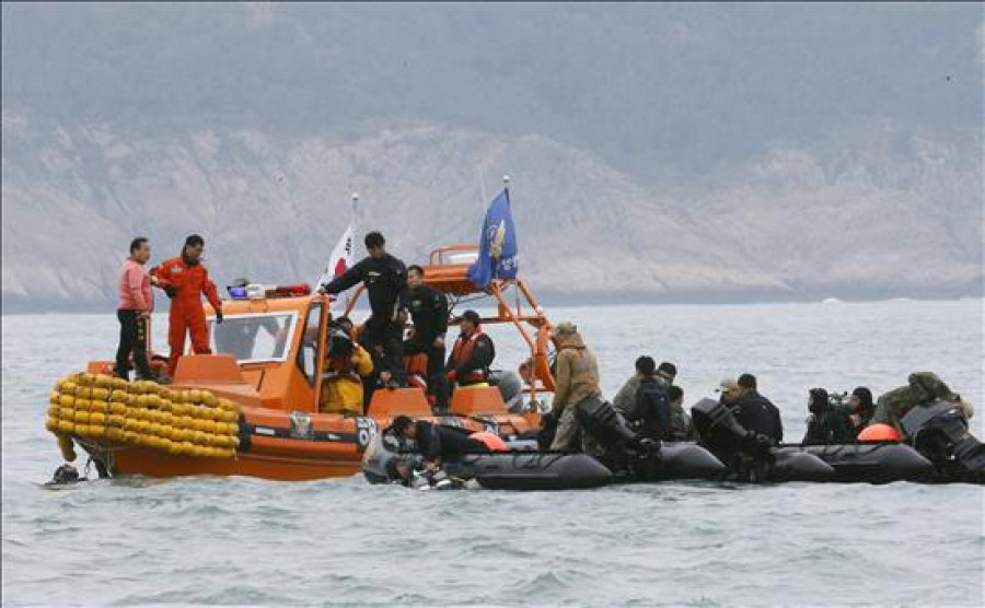 Recuperan los tres primeros cuerpos de dentro del barco surcoreano hundido