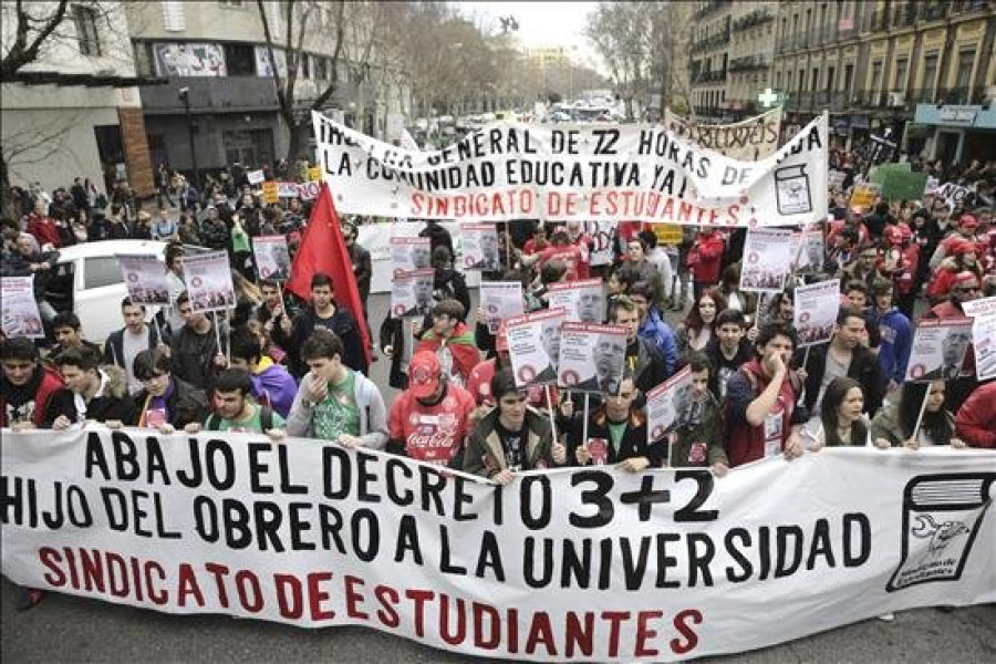 Docentes y universitarios convocan una huelga el 24 de marzo contra los grados de 3 años