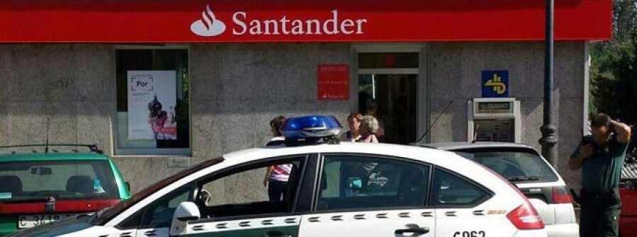 Detienen a los dos atracadores de la sucursal del Banco Santander en Moeche