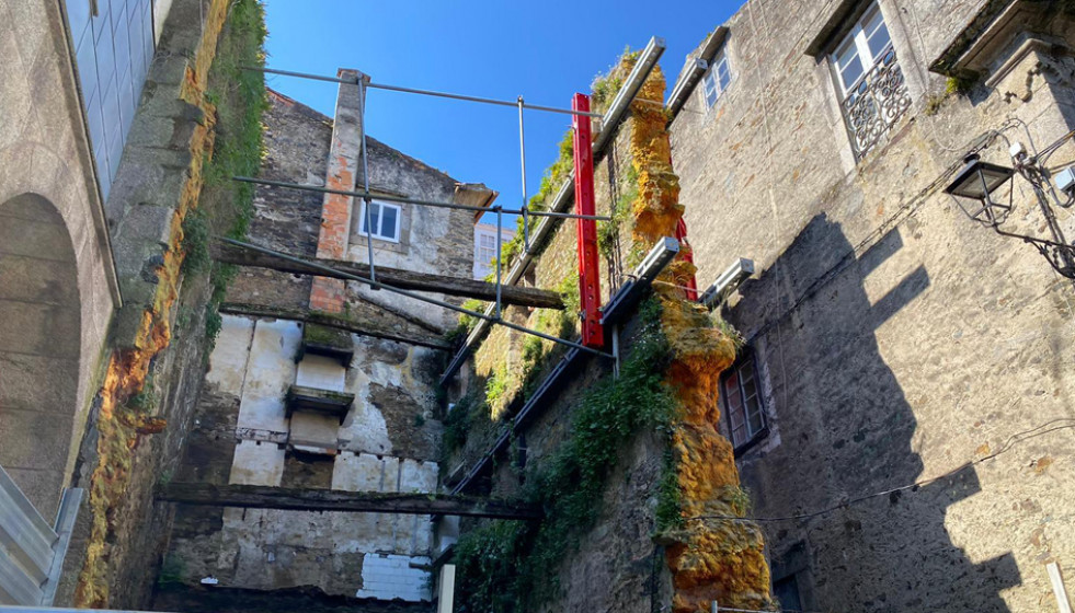 Betanzos estabiliza la fachada de la Casa Gótica, que amenazaba con desplomarse en la calle